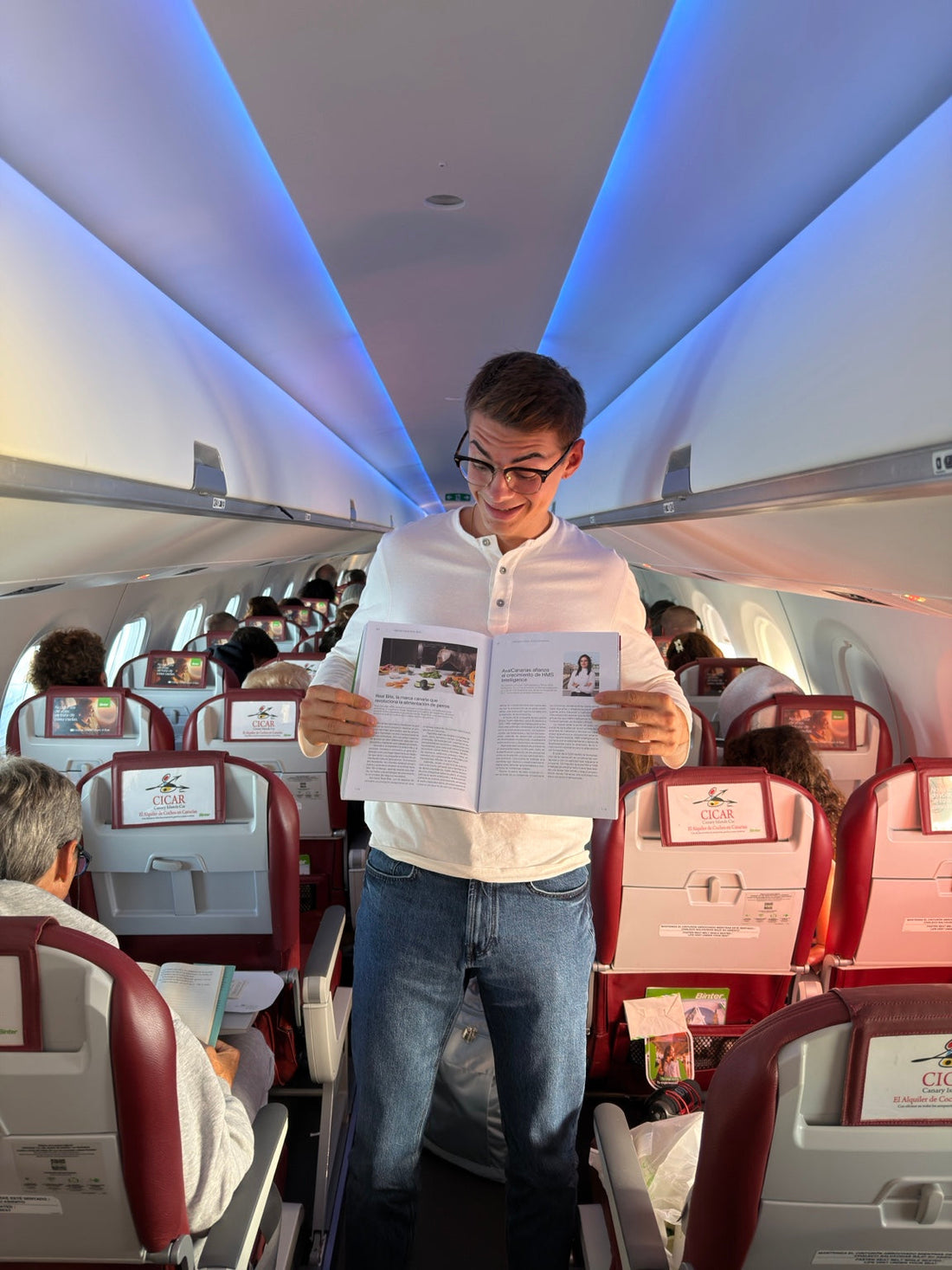 Arturo Hardisson sostiene la revista de Binter con el reportaje sobre Real Bite en un avión